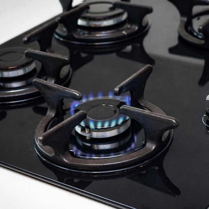 Un primer plano a un fogón de gas de una cocina