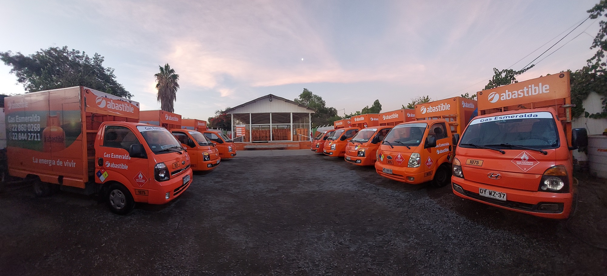 Camionetas de Gas Esmeralda estacionadas en su local